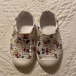 Native Disney shoes Size 6